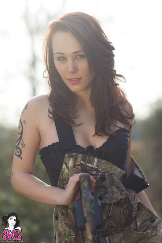 Модель оголилась ради арбалета 11 фотография Модель оголилась ради арбалета 11 фотография