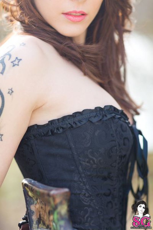 Модель оголилась ради арбалета 38 фотография Модель оголилась ради арбалета 38 фотография