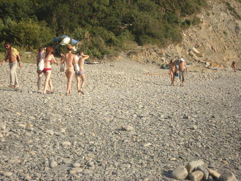 Голая парочка позируют на пляже 1 фотография Голая парочка позируют на пляже 1 фотография