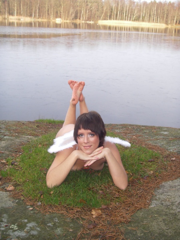Эффектная дама разделась в лесу 4 фотография Эффектная дама разделась в лесу 4 фотография