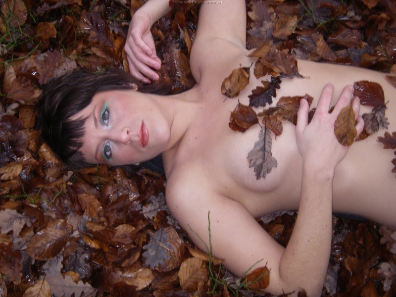 Эффектная дама разделась в лесу 15 фотография Эффектная дама разделась в лесу 15 фотография