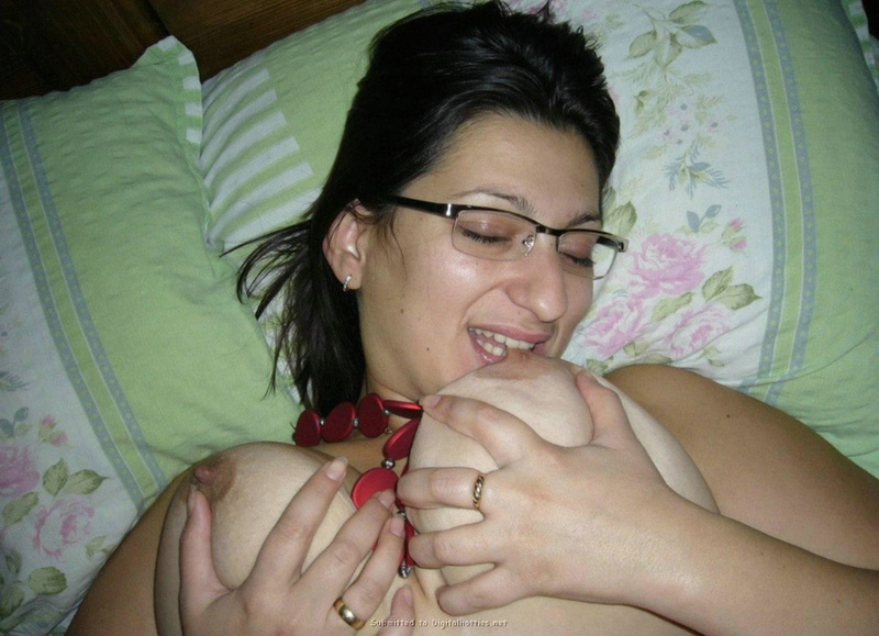 Пухлая грузинка лижет член и подставляет сраку 25 фотография Пухлая грузинка лижет член и подставляет сраку 25 фотография