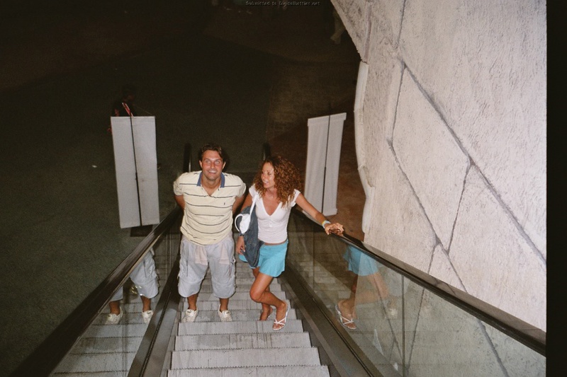 Кавалер нахлобучил кучерявой даме 2 фотография Кавалер нахлобучил кучерявой даме 2 фотография