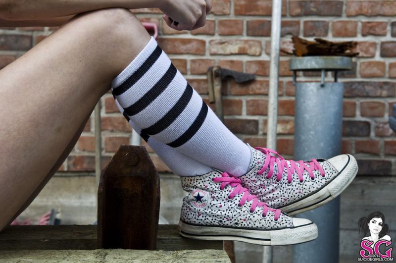 Смелая медсестра позирует в заброшенном доме 11 фотография Смелая медсестра позирует в заброшенном доме 11 фотография