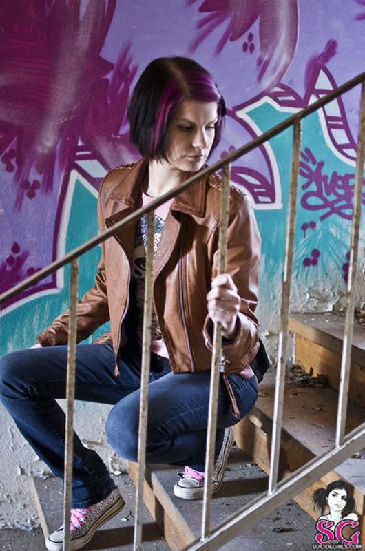 Смелая медсестра позирует в заброшенном доме 14 фотография Смелая медсестра позирует в заброшенном доме 14 фотография