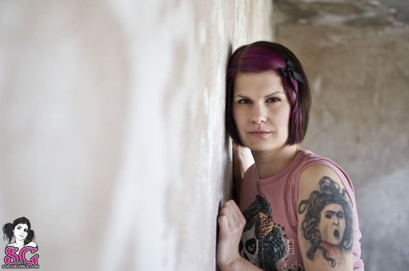 Смелая медсестра позирует в заброшенном доме 22 фотография Смелая медсестра позирует в заброшенном доме 22 фотография