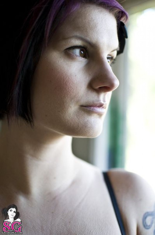 Смелая медсестра позирует в заброшенном доме 18 фотография Смелая медсестра позирует в заброшенном доме 18 фотография