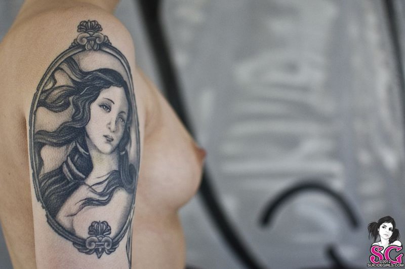 Смелая медсестра позирует в заброшенном доме 15 фотография Смелая медсестра позирует в заброшенном доме 15 фотография