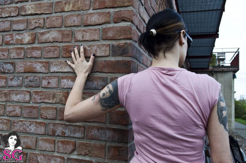 Смелая медсестра позирует в заброшенном доме 12 фотография Смелая медсестра позирует в заброшенном доме 12 фотография