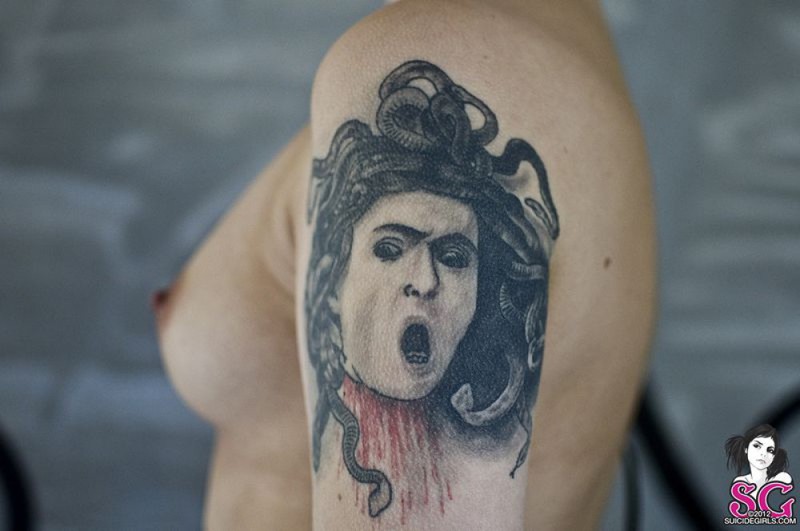 Смелая медсестра позирует в заброшенном доме 8 фотография Смелая медсестра позирует в заброшенном доме 8 фотография