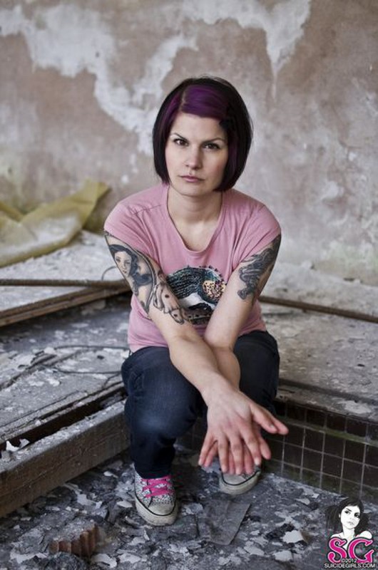 Смелая медсестра позирует в заброшенном доме 21 фотография Смелая медсестра позирует в заброшенном доме 21 фотография