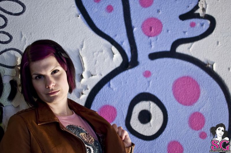 Смелая медсестра позирует в заброшенном доме 2 фотография Смелая медсестра позирует в заброшенном доме 2 фотография