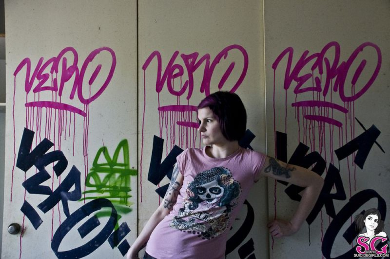 Смелая медсестра позирует в заброшенном доме 26 фотография Смелая медсестра позирует в заброшенном доме 26 фотография