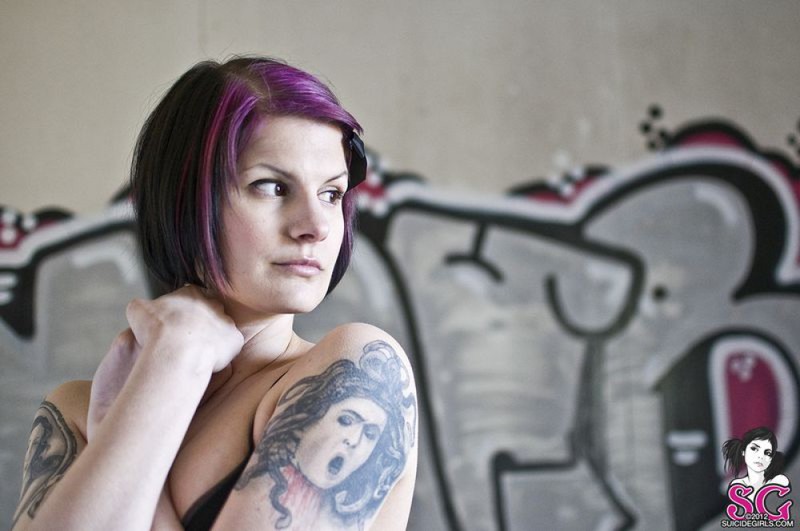 Смелая медсестра позирует в заброшенном доме 27 фотография Смелая медсестра позирует в заброшенном доме 27 фотография