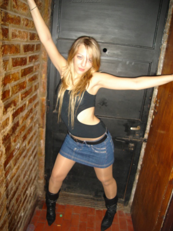 Дерзкие сучки показывают сахарные холмики 18 фотография Дерзкие сучки показывают сахарные холмики 18 фотография