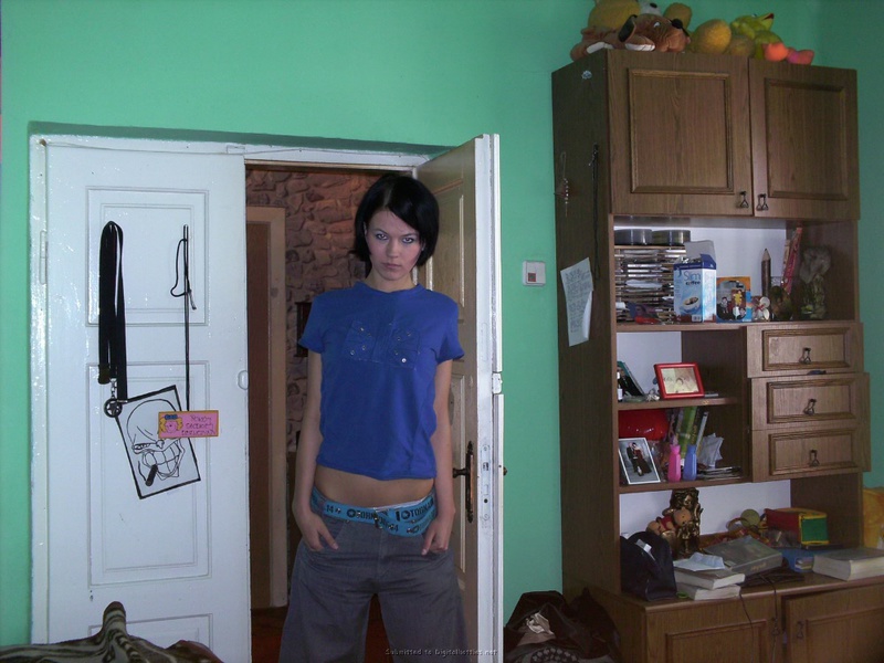 Привлекательная брюнетка прогуливается нагая по квартире 4 фотография Привлекательная брюнетка прогуливается нагая по квартире 4 фотография