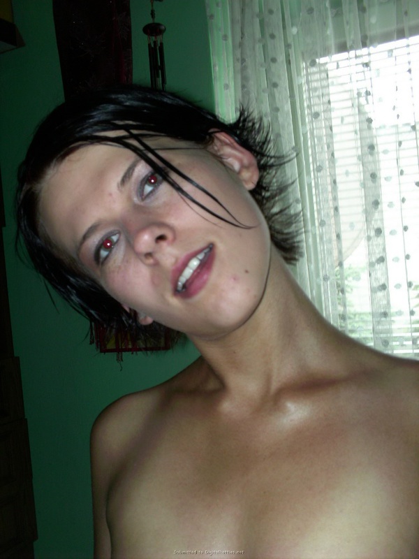 Привлекательная брюнетка прогуливается нагая по квартире 29 фотография Привлекательная брюнетка прогуливается нагая по квартире 29 фотография