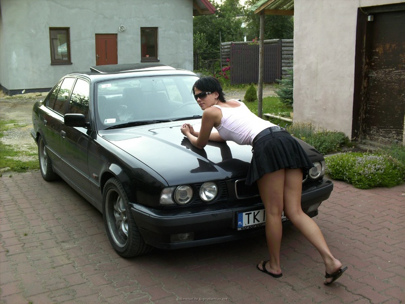 Привлекательная брюнетка прогуливается нагая по квартире 35 фотография Привлекательная брюнетка прогуливается нагая по квартире 35 фотография