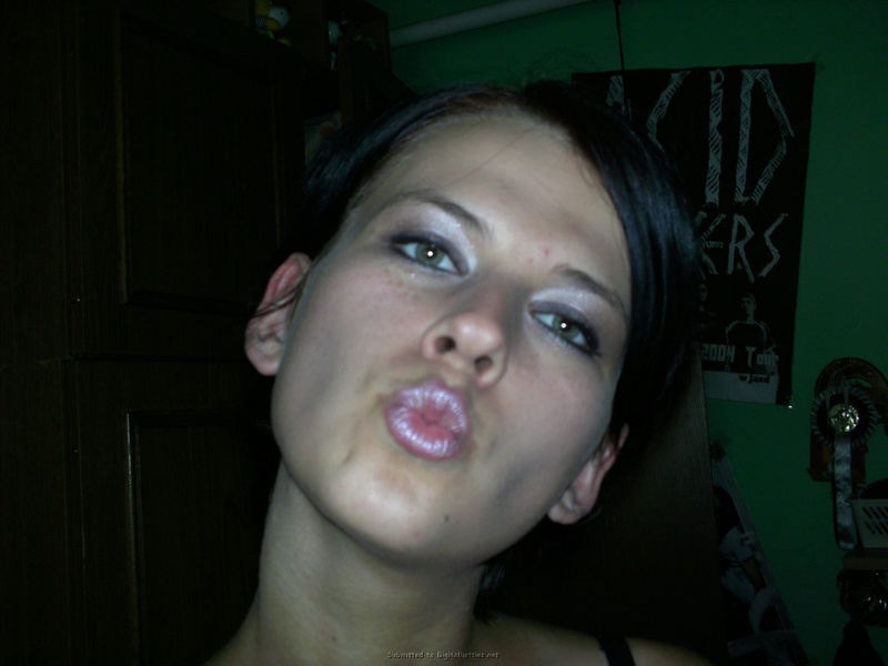 Привлекательная брюнетка прогуливается нагая по квартире 10 фотография Привлекательная брюнетка прогуливается нагая по квартире 10 фотография