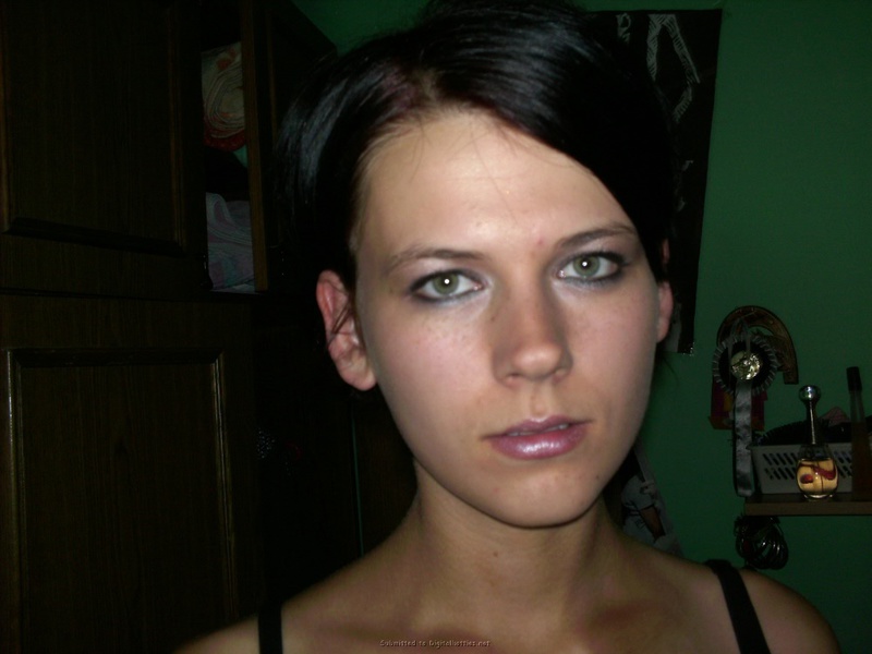 Привлекательная брюнетка прогуливается нагая по квартире 11 фотография Привлекательная брюнетка прогуливается нагая по квартире 11 фотография