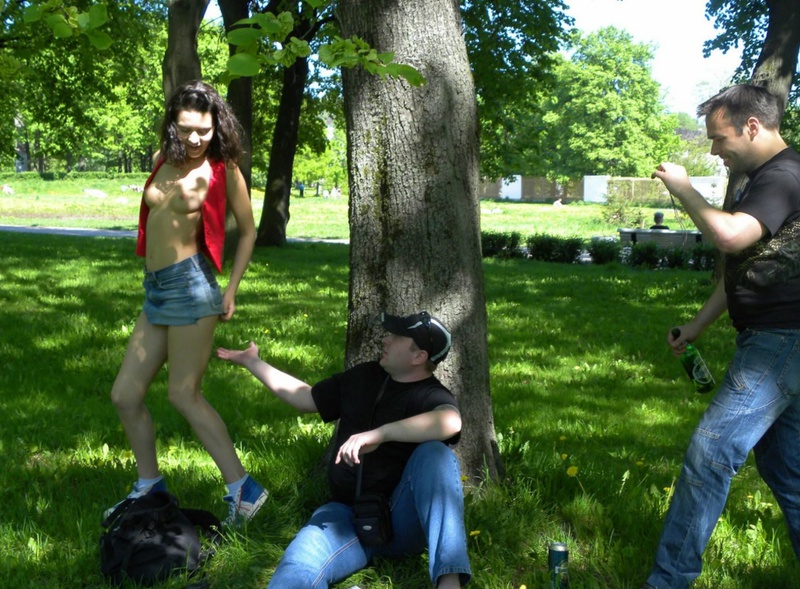 Худенькая любуется красивой киской в душе 1 фотография Худенькая любуется красивой киской в душе 1 фотография