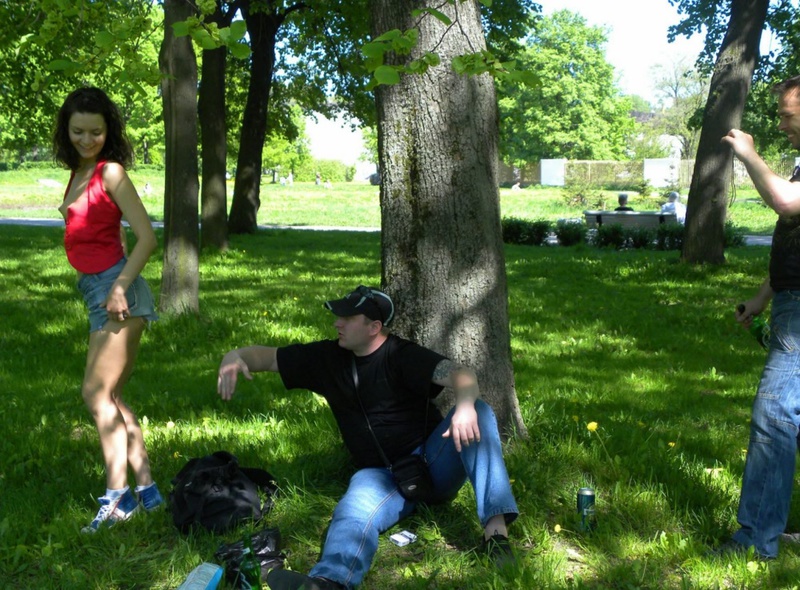 Худенькая любуется красивой киской в душе 2 фотография Худенькая любуется красивой киской в душе 2 фотография