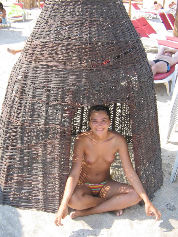 Пляжная красотка с маленькими сиськами 19 фотография Пляжная красотка с маленькими сиськами 19 фотография