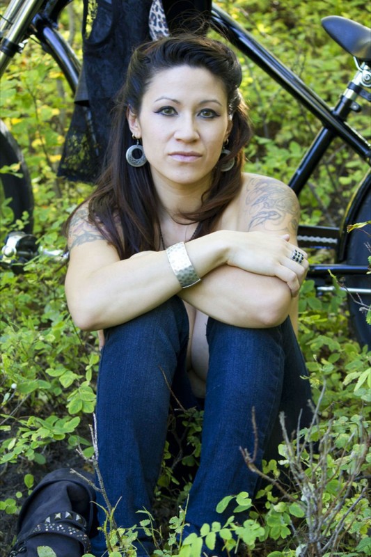 Брюнетка оголилась во время велосипедной прогулки по лесу 7 фотография Брюнетка оголилась во время велосипедной прогулки по лесу 7 фотография