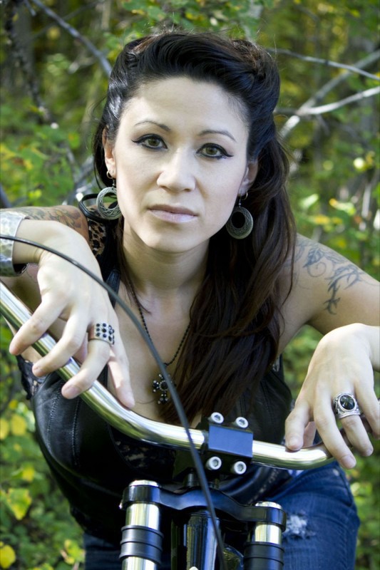 Брюнетка оголилась во время велосипедной прогулки по лесу 2 фотография Брюнетка оголилась во время велосипедной прогулки по лесу 2 фотография