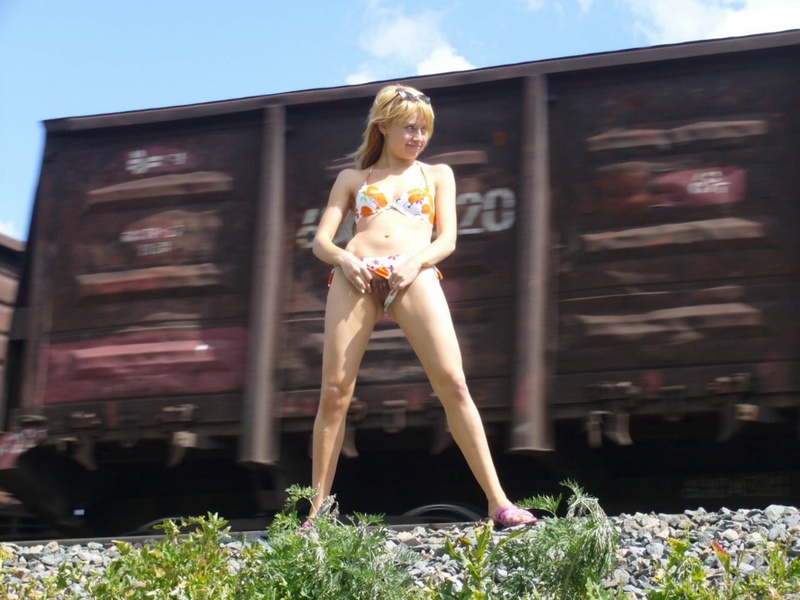 Проспорила желание и проветрила волосатую промежность 3 фотография Проспорила желание и проветрила волосатую промежность 3 фотография