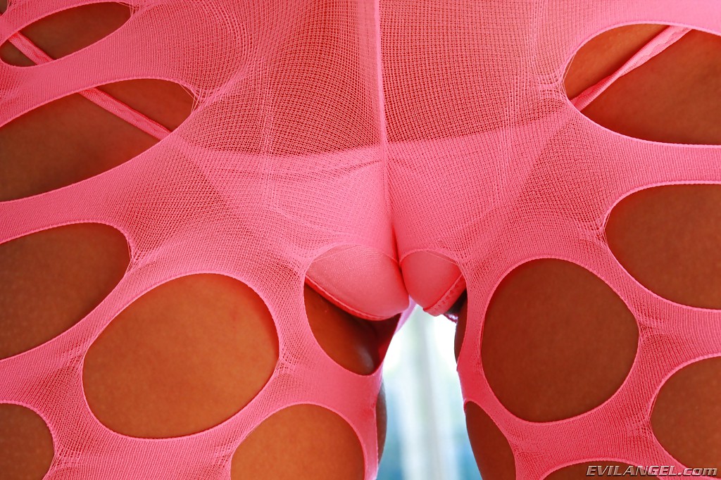 Латинка Jynx Maze в сногсшибательном розовом нижнем белье 11 фотография Латинка Jynx Maze в сногсшибательном розовом нижнем белье 11 фотография