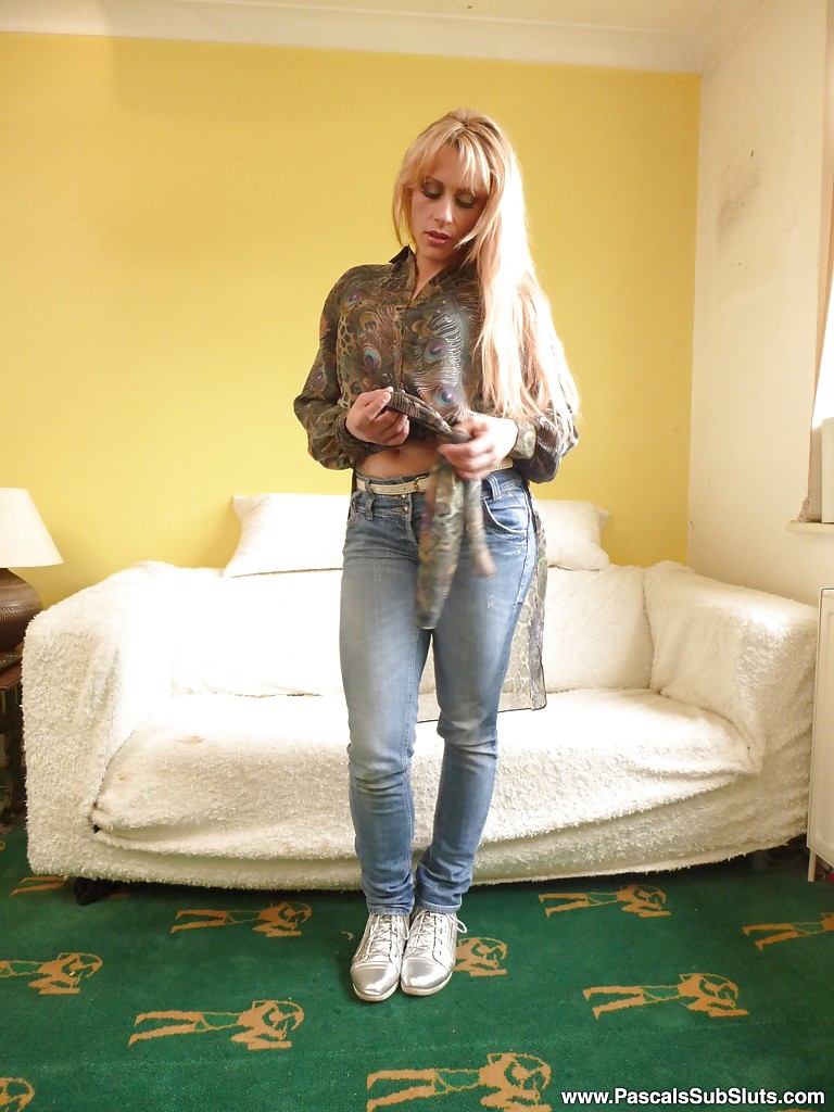 Деловой парень помог Brittany Bardot раздеться 2 фотография Деловой парень помог Brittany Bardot раздеться 2 фотография