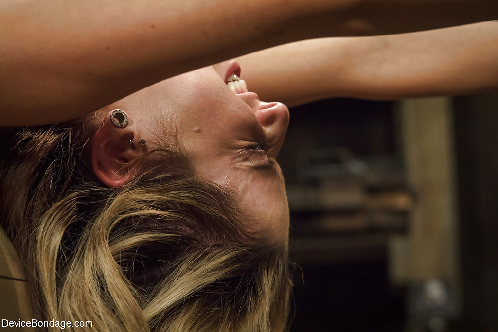 Dallas Blaze прикованная за руки и ноги получает плеткой по манде 7 фотография Dallas Blaze прикованная за руки и ноги получает плеткой по манде 7 фотография