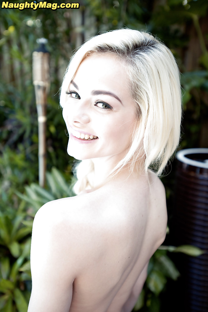 Хрупка блондинка обнажилась на заднем дворе 10 фотография Хрупка блондинка обнажилась на заднем дворе 10 фотография