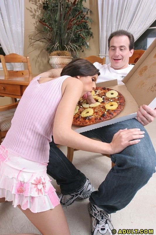 Шалашовка отсосала у разносчика пиццы 9 фотография Шалашовка отсосала у разносчика пиццы 9 фотография