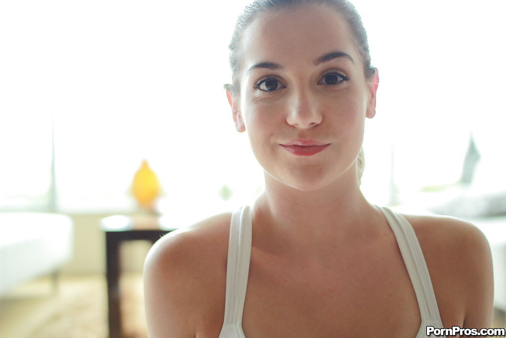 Балерина блещет аккуратной киской 2 фотография Балерина блещет аккуратной киской 2 фотография