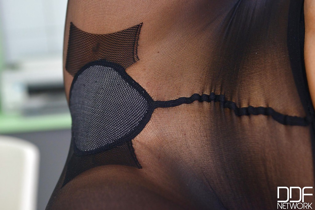 Разгоряченная азиатка искушает начальника интимными местами 10 фотография Разгоряченная азиатка искушает начальника интимными местами 10 фотография