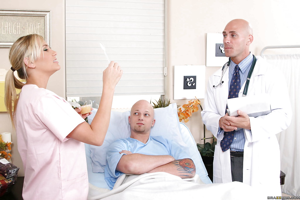 Врач страстно натянул пышногрудую медсестру 2 фотография Врач страстно натянул пышногрудую медсестру 2 фотография