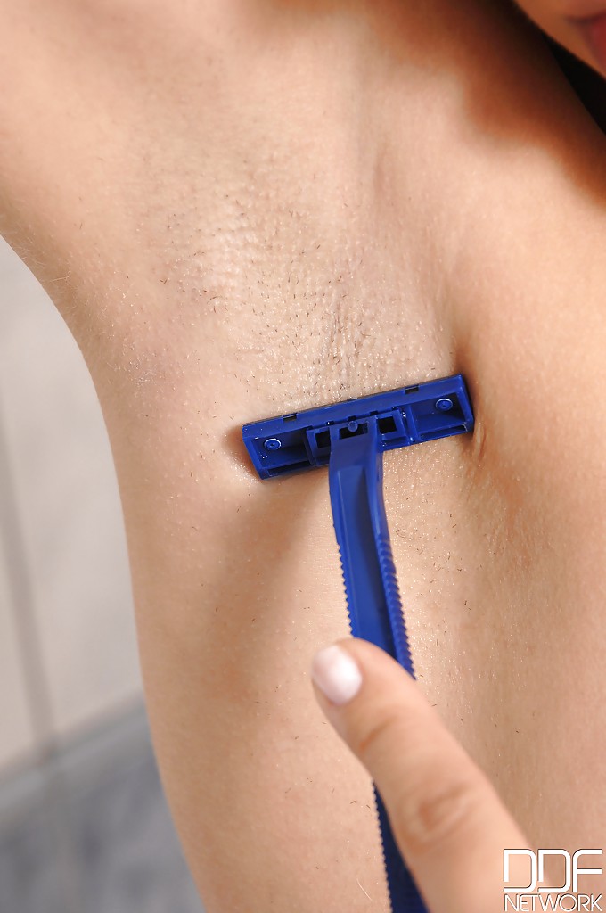 Девушка в черных чулках бреет в ванной лобок 5 фотография Девушка в черных чулках бреет в ванной лобок 5 фотография