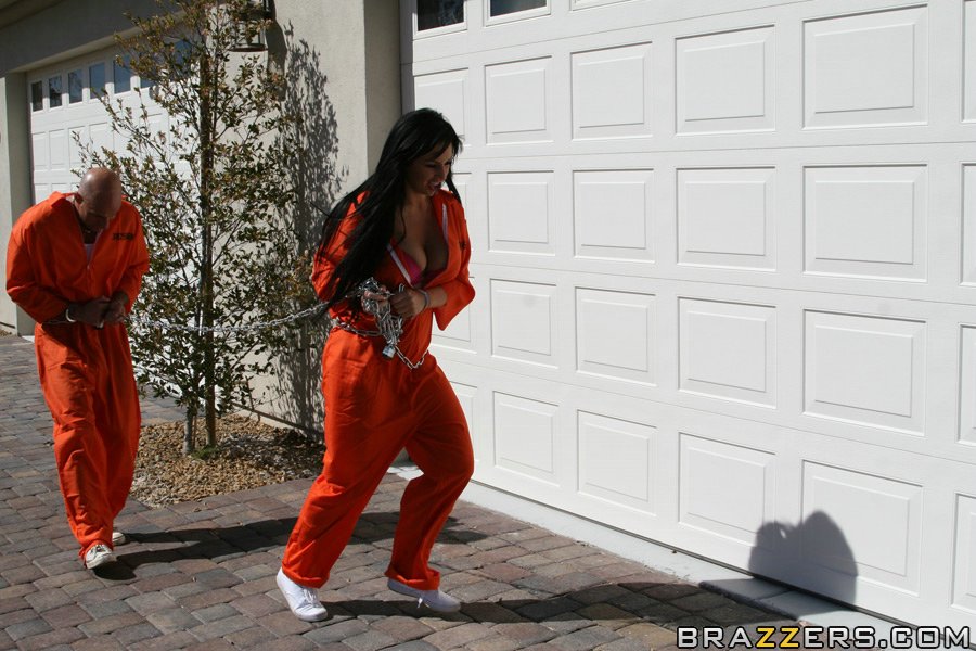 Kerry Louise и мачо сбежали из тюрьмы и трахнулись в гараже 3 фотография Kerry Louise и мачо сбежали из тюрьмы и трахнулись в гараже 3 фотография