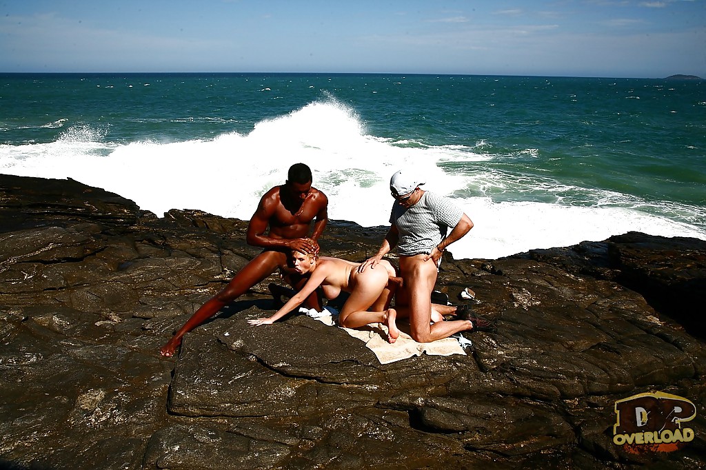 Негр и бледнолицый натягивают давалку на берегу океана 7 фотография Негр и бледнолицый натягивают давалку на берегу океана 7 фотография