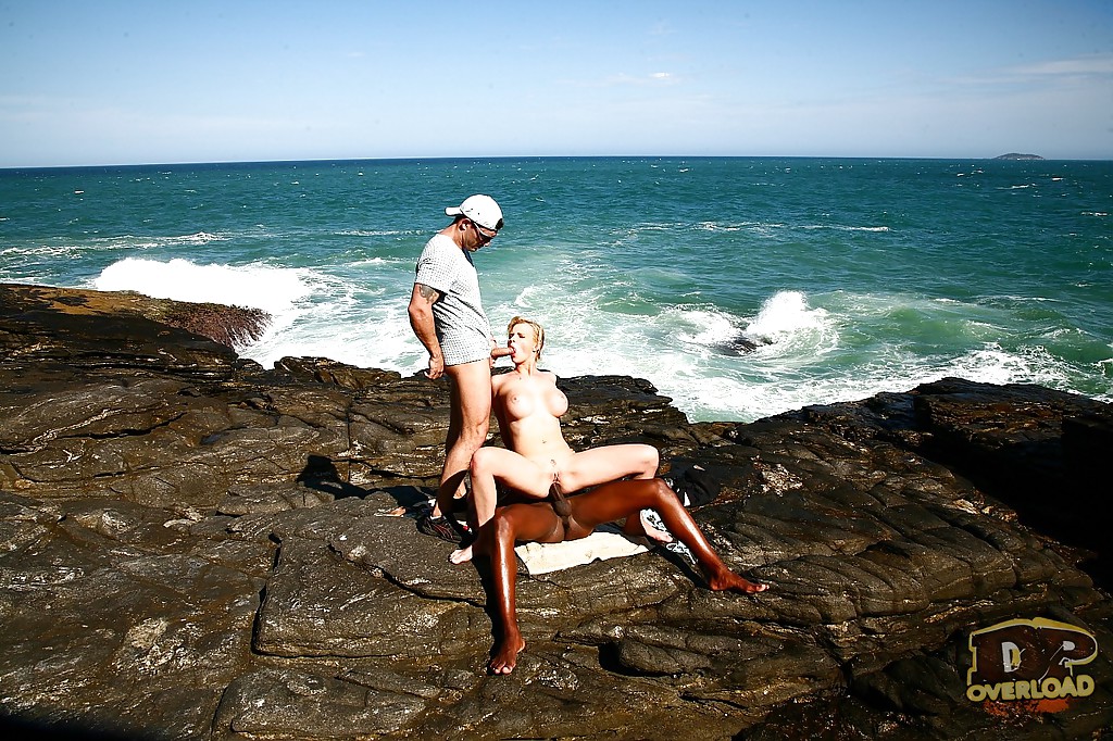 Негр и бледнолицый натягивают давалку на берегу океана 8 фотография Негр и бледнолицый натягивают давалку на берегу океана 8 фотография