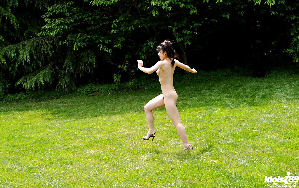 Голая китаянка бегает по полю со стриженной травкой 1 фотография