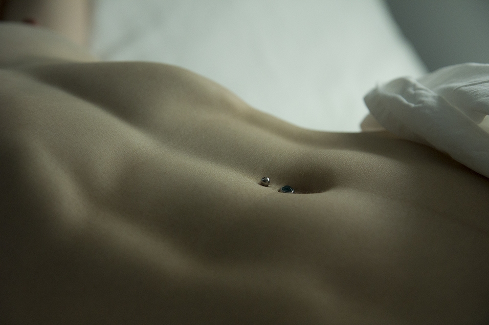 Подтянутая телочка позирует дома в разных позах без одежды 13 фотография Подтянутая телочка позирует дома в разных позах без одежды 13 фотография