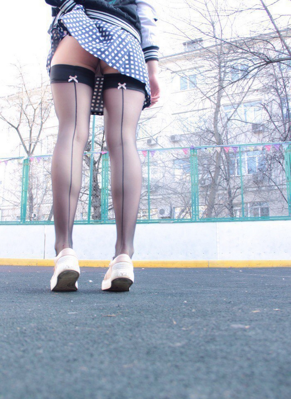 Красотки поднимают юбки, чтобы засветить бритые киски 7 фотография Красотки поднимают юбки, чтобы засветить бритые киски 7 фотография