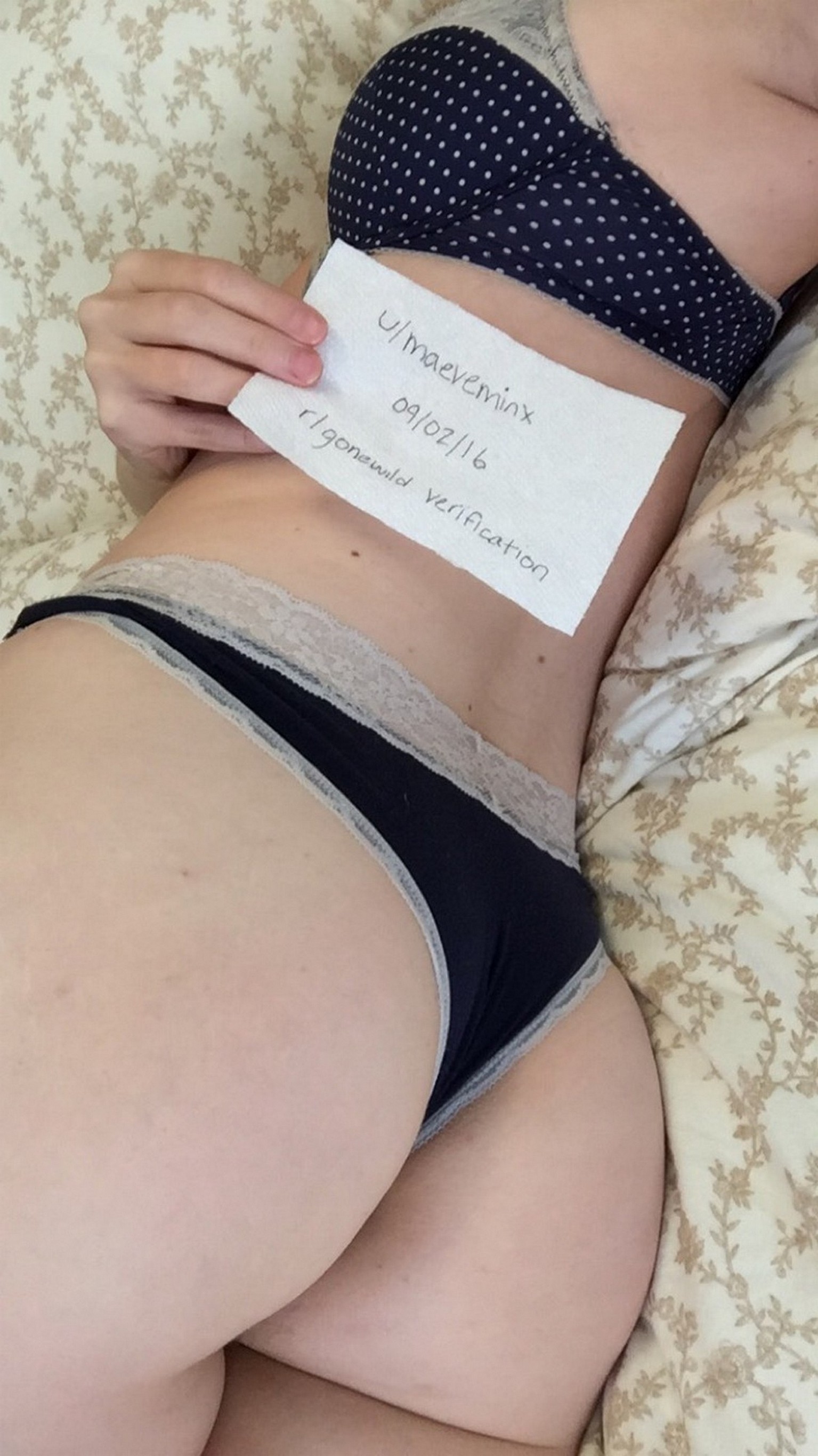 Милая студентка на кровати позирует в разных нарядах и голышом 7 фотография