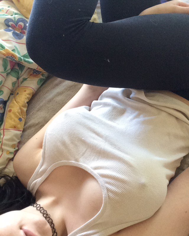 Девка с большими дойками показала мокрую киску 6 фотография Девка с большими дойками показала мокрую киску 6 фотография