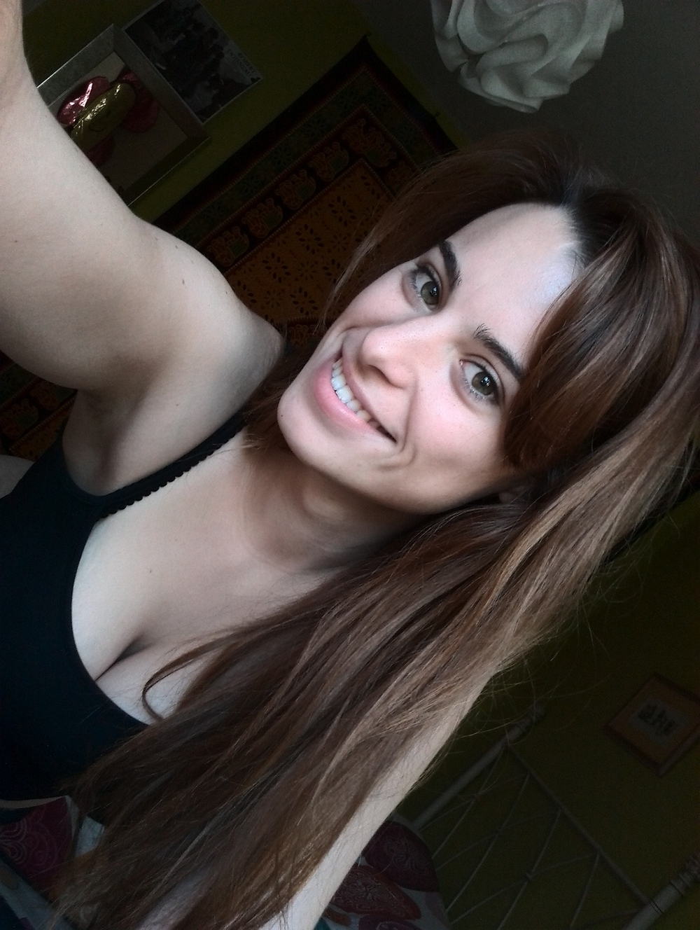 Длинноволосая цыпочка демонстрирует большие дойки 7 фотография