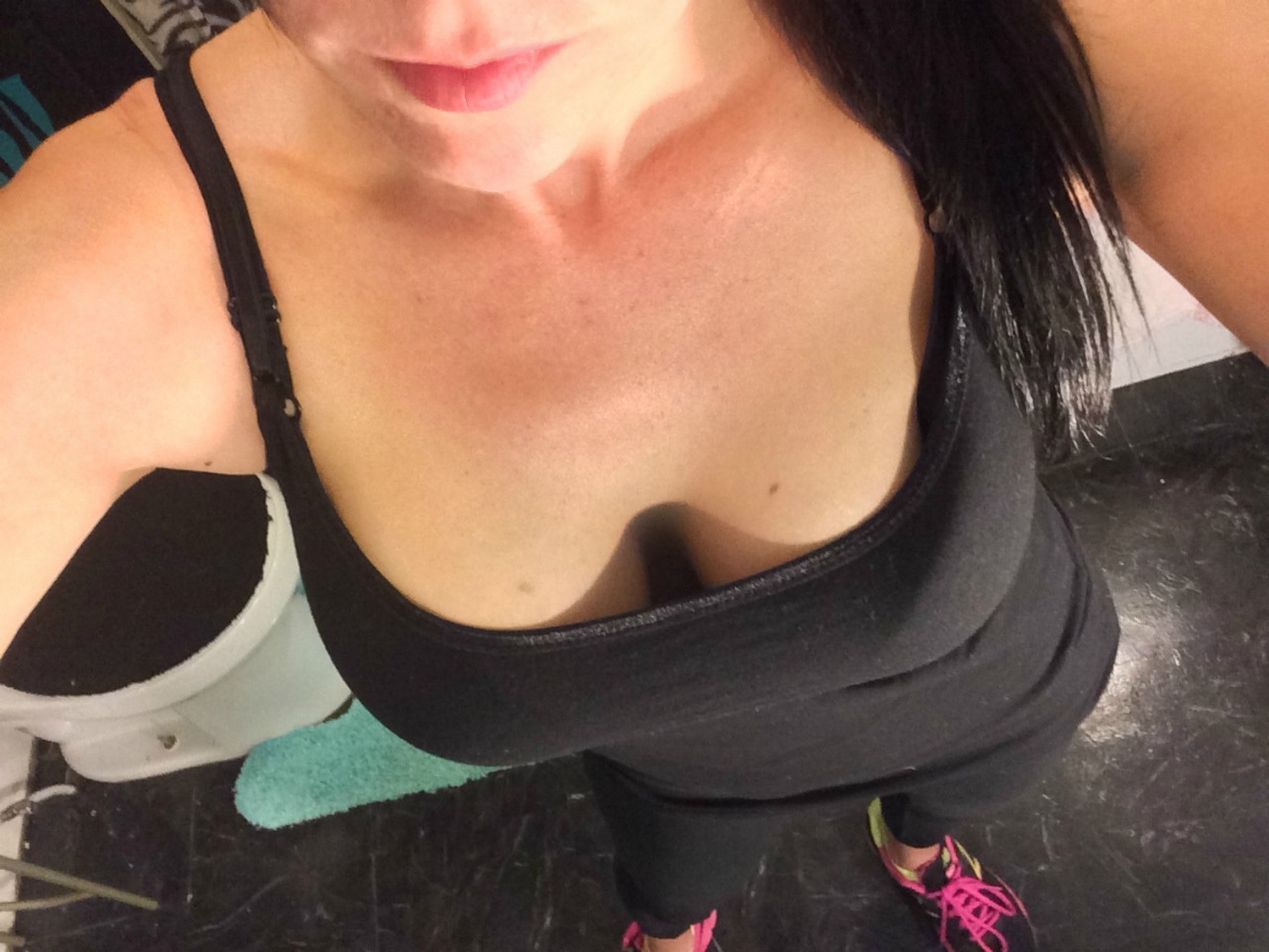 Фитоняша светит большими сиськами перед камерой и голой киской в сперме 5 фотография Фитоняша светит большими сиськами перед камерой и голой киской в сперме 5 фотография