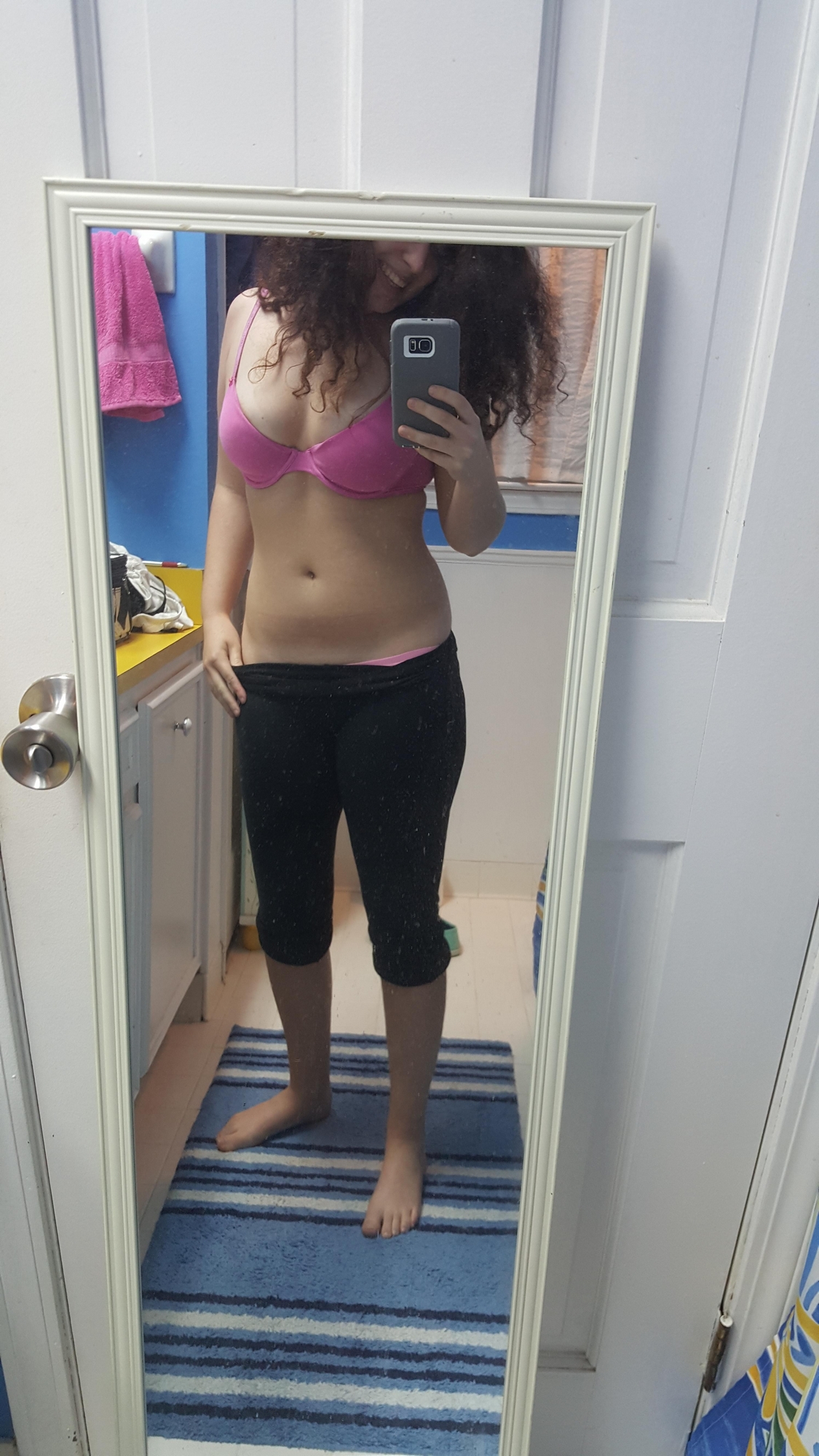 Молодуха с сочными сиськами позирует голышом в ванной 8 фотография Молодуха с сочными сиськами позирует голышом в ванной 8 фотография